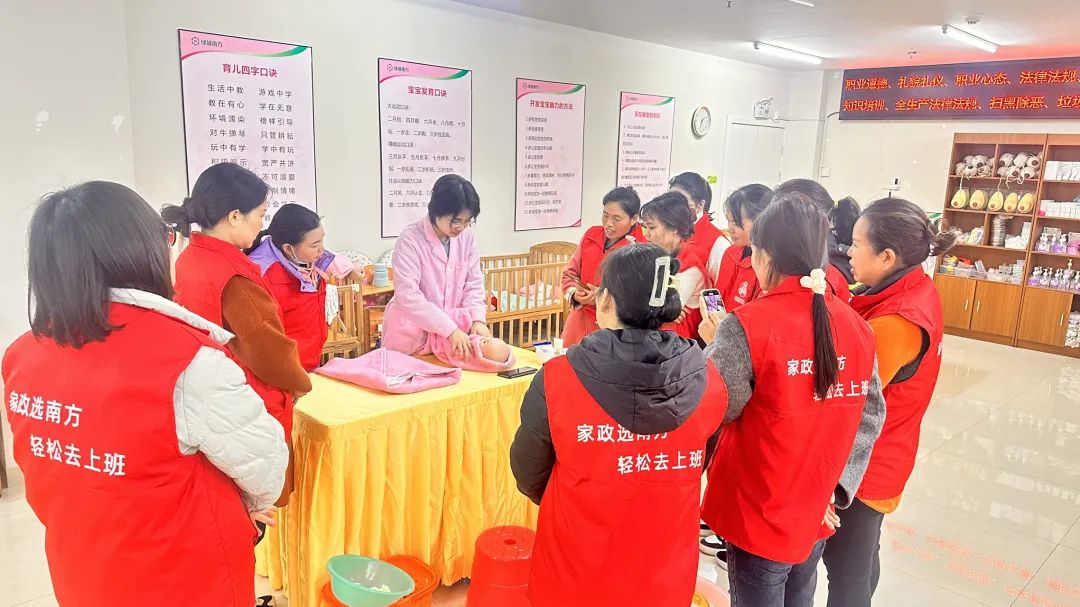 贝搏体育平台西乡塘区举办家政服务专场招聘会 以技能培训促就业 助力“一老一小”服务保障(图2)